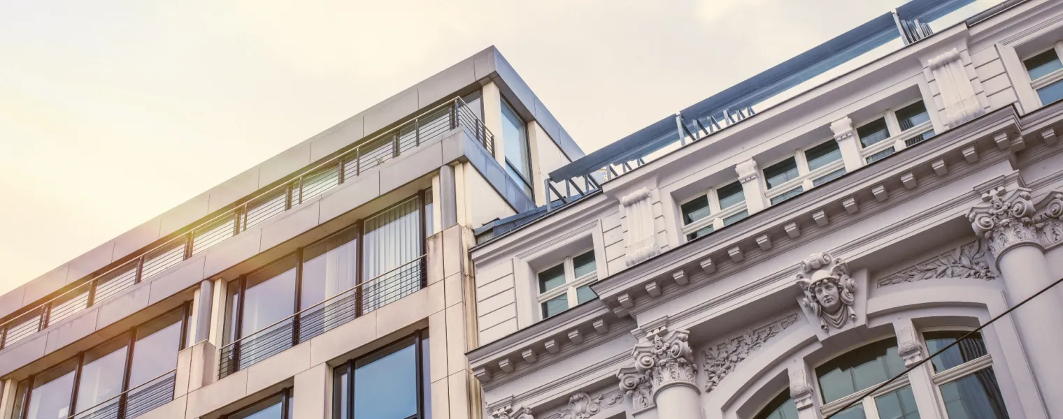 Sommer in der Stadt – Bürogebäude in Berlin