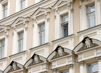 Das Bild zeigt eine Detailaufnahme einer Fassade mit Fenstern.